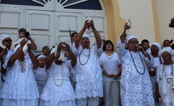 Religiosos realizaram uma revoada de pombos e a lavagem do pátio da Igreja com água, flores e perfumes - Foto: Tácila Clímaco