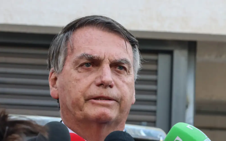 PM usa spray de pimenta para conter briga após comemoração com champanhe onde Bolsonaro está preso em Brasília