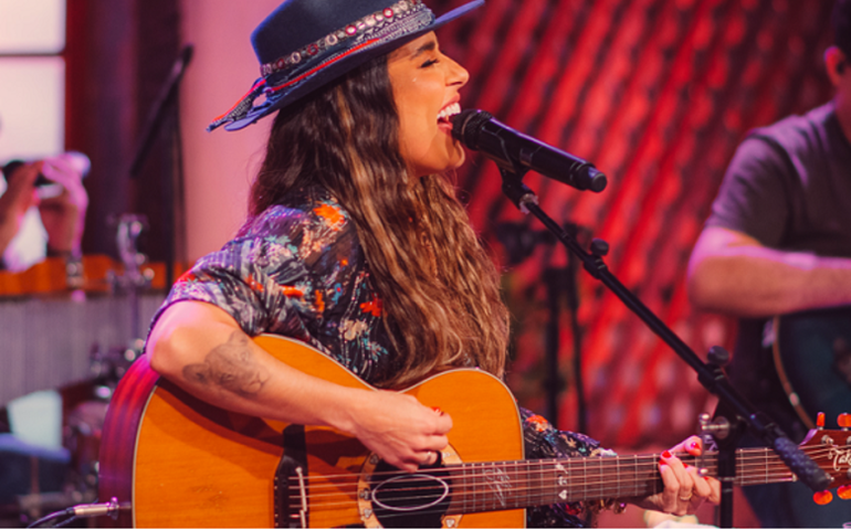 Lauana Prado divulga a libertária “Elevador”