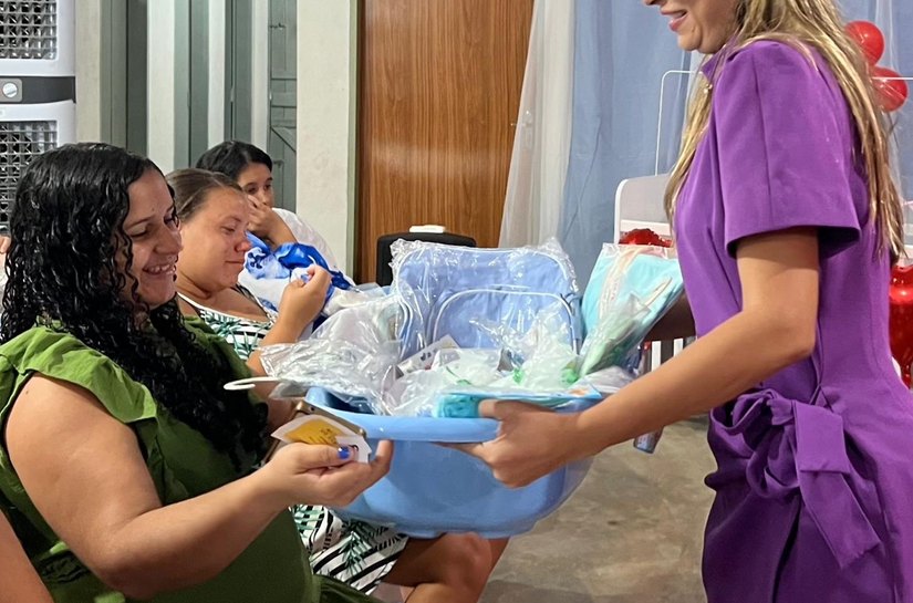 Dona Cegonha: em alusão ao dia das mães, Assistência Social de Santana do Mundaú entrega kits de enxoval