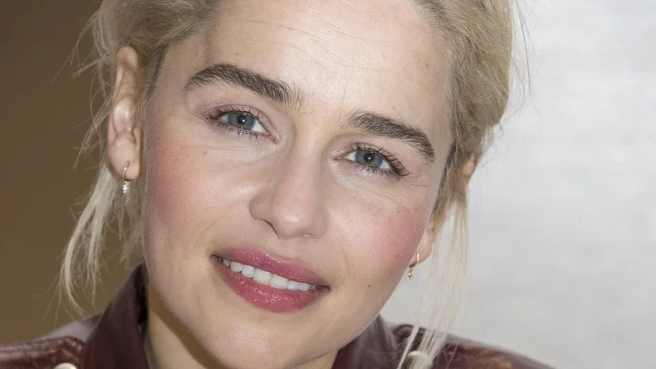 Emilia Clarke, de Game of Thrones, relata que sobreviveu a dois aneurismas cerebrais: 'Deveria ter morrido'