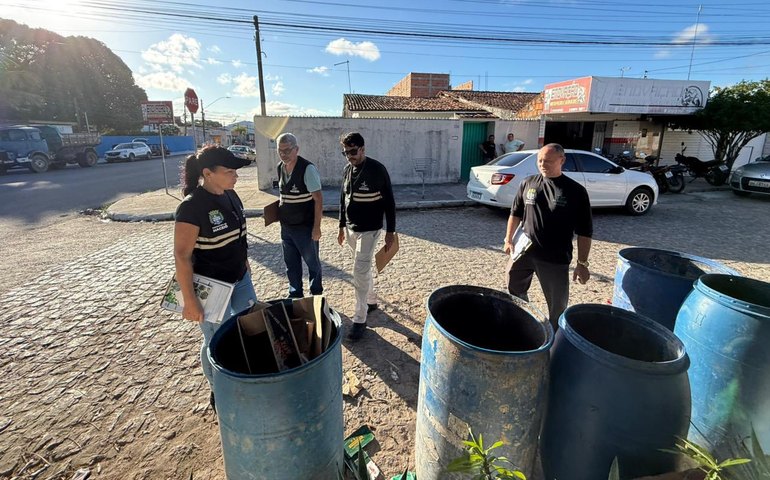 Comércios do Conjunto Osman Loureiro recebem fiscalização e orientação sobre descarte correto de resíduos