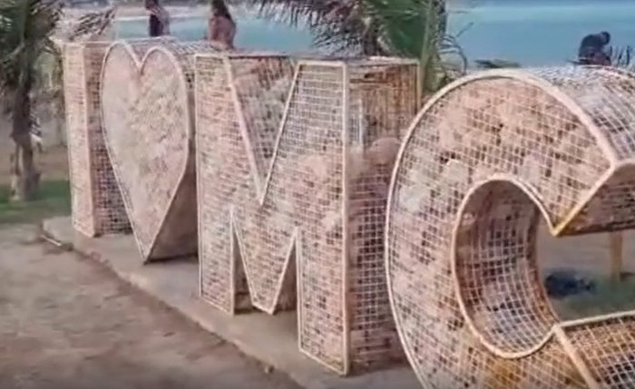 O totem “Eu Amo Maceió”, localizado na Jatiúca, teve partes de suas pedras furtadas