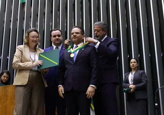 Presidente da Assembleia Legislativa de Alagoas recebe medalha do Mérito Legislativo