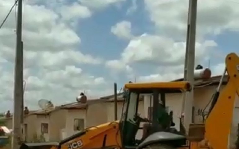 [VÍDEO] APÓS DENÚNCIA: 3 anos e 9 meses sem assistência da prefeitura Conjunto Brivaldo Medeiros recebe máquinas para recuperar ruas; Problemas persistem