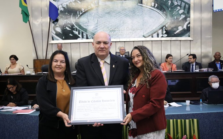 Reitor Josealdo Tonholo é agraciado com o título de Cidadão Honorário de Alagoas