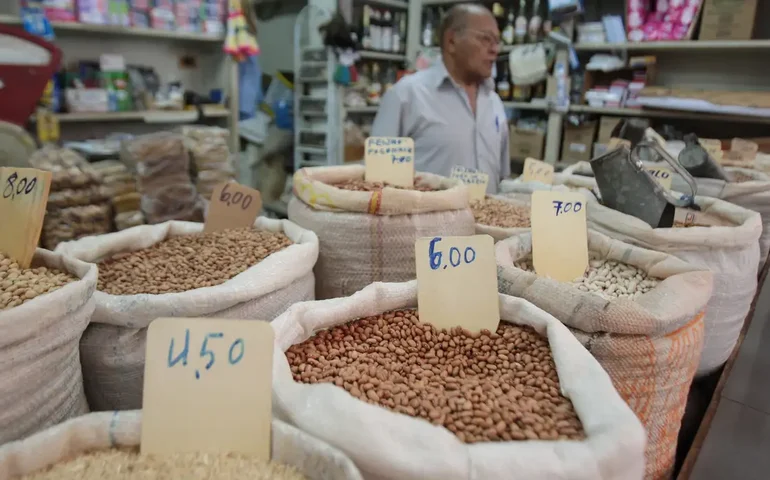 Mercado financeiro reduz previsões para inflação e PIB de 2025