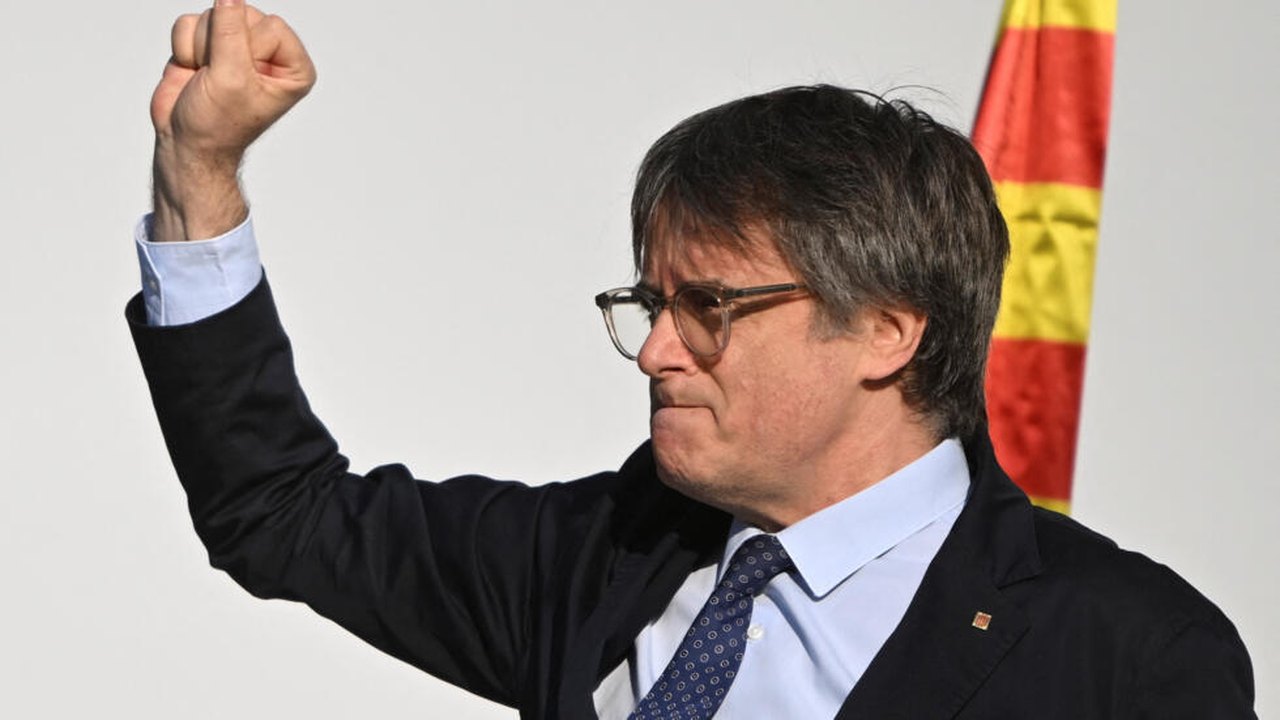 Líder separatista catalão reaparece em comício, foge da polícia, e está desaparecido