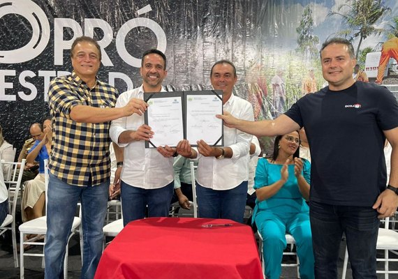 Prefeito de Anadia recebe novos veículos e investimentos do Governo do Estado