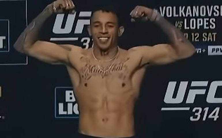 Carlos Prates 'martela' adversário e quase nocauteia, mas perde a primeira no UFC