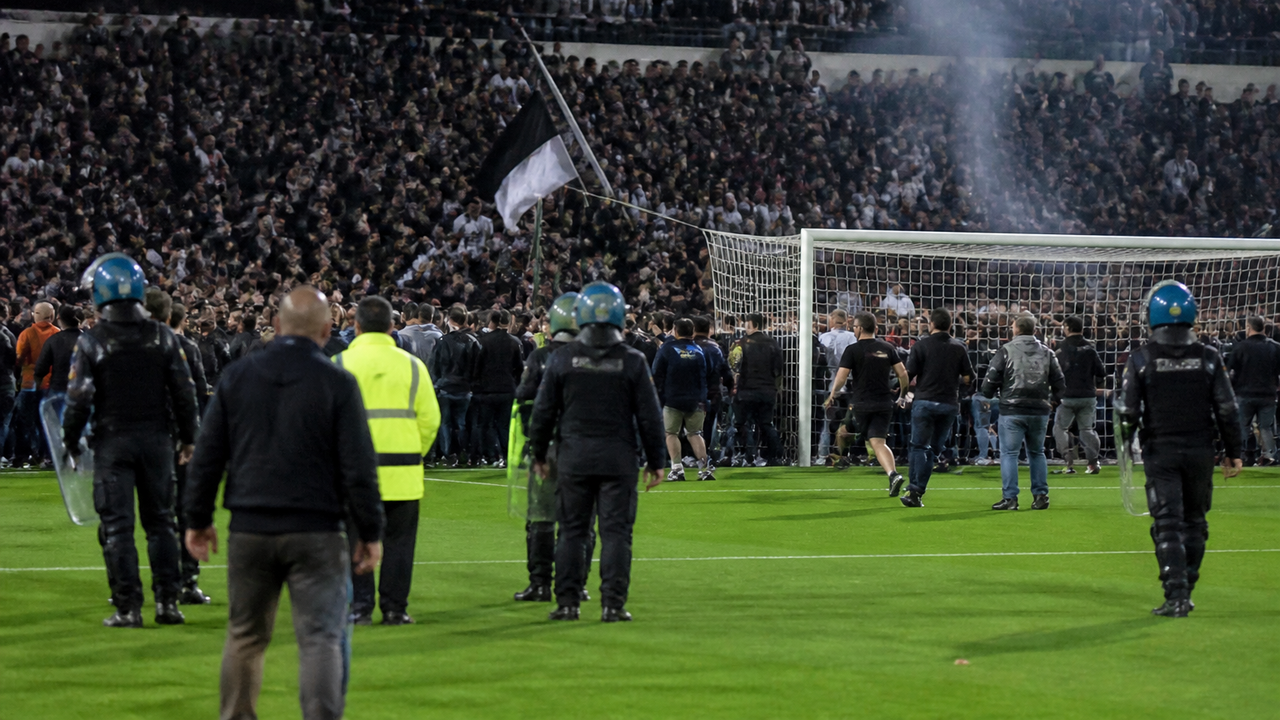 Tradicional clássico europeu veta torcida visitante após confusão e invasão de campo