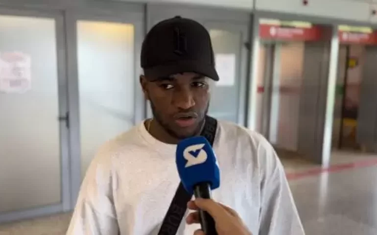 Equatoriano Cifuentes chega a Belo Horizonte e veste a camisa do Cruzeiro: 'Muito emocionado'