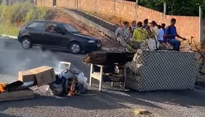 Pais de alunos fecham rodovia com objetos queimados durante manifestação em Itaporanga D'Ajuda