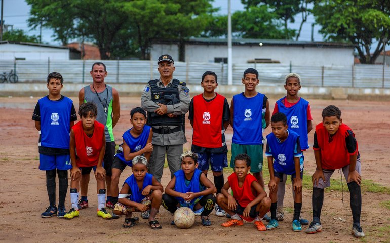 Treinador de sonhos: militar alagoano aposta no esporte como instrumento de mudança para jovens da orla lagunar de Maceió