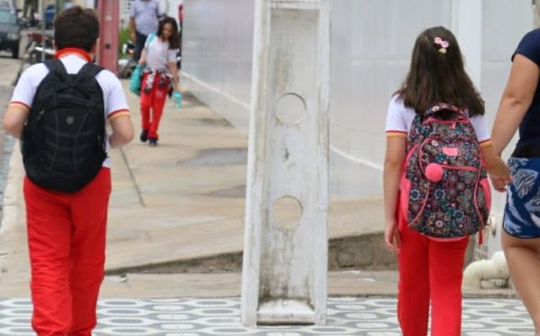 Ortopedista do HE do Agreste faz alerta sobre peso de mochilas escolares