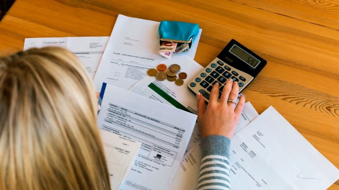 Proporção de famílias endividadas atinge recorde de 71,4% em julho, diz CNC