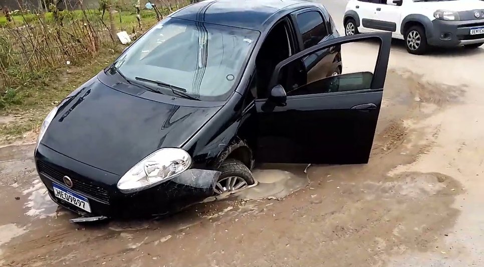 Carro cai em buraco na Grande Aracaju; VÍDEO.jpg