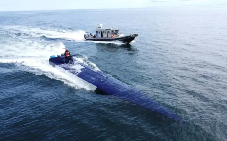 Colombianos são avistados por agentes da alfândega e afundam narcossubmarino, na Espanha; vídeo