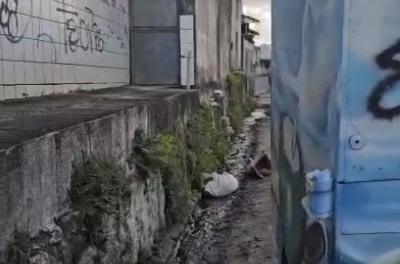 Corpo de mulher é encontrado abandonado no Jacintinho; câmeras registraram suspeito abandonando cadáver
