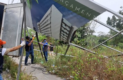 Convívio Social remove placa de publicidade que estava prestes a cair em rua na Cambona