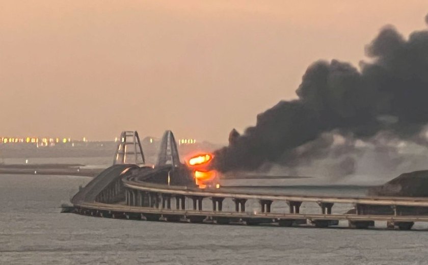 Ataque a depósito de munição causa retirada de civis e suspensão de fluxo na ponte da Crimeia