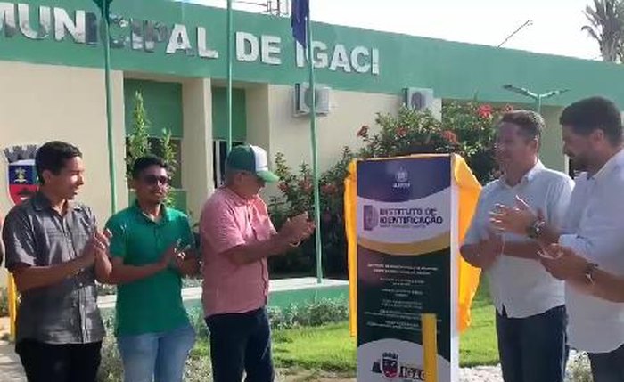 Paulo Dantas inaugurou serviço com o prefeito Petrúcio Barbosa