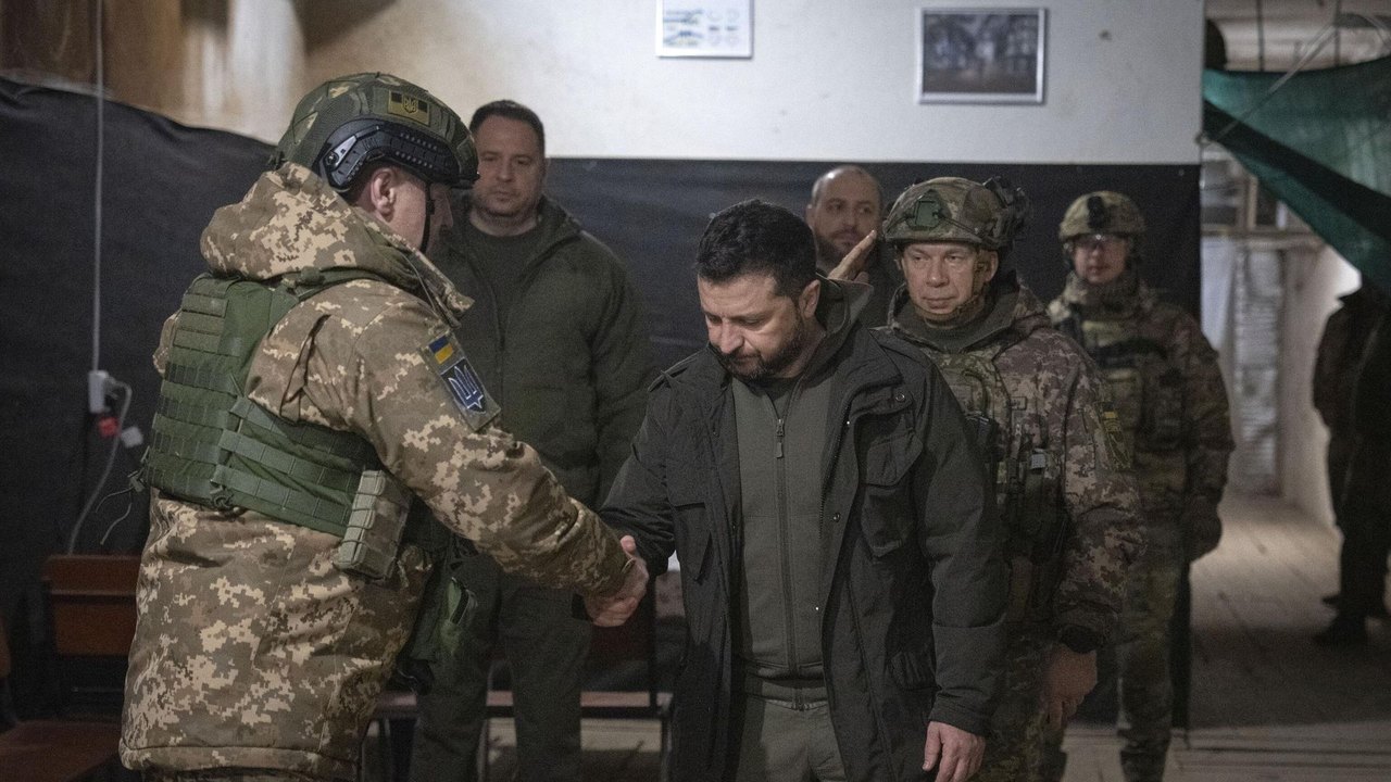Zelensky estaria sob influência de neonazistas ucranianos, diz ex-analista da CIA