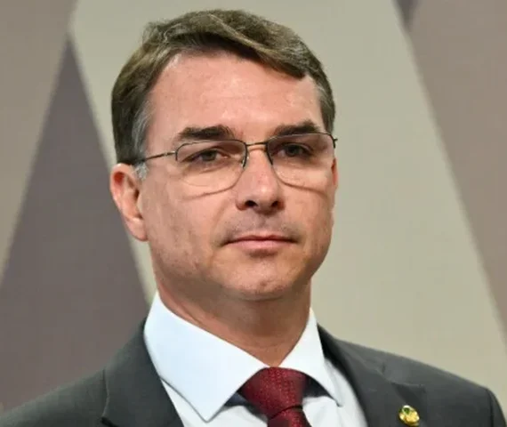 Carros camuflados, jatos e ajuda dos EUA na fuga de Flávio Bolsonaro