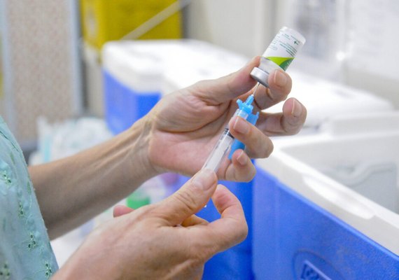 Arapiraca realiza mutirão para vacinar população contra sarampo, covid-19 e influenza