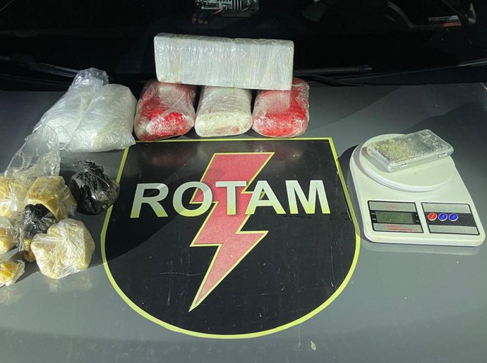 Polícia apreende quatro quilos de drogas e liberta mulher em cárcere privado na Forene