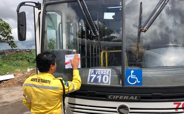 Catraca alta: SMTT fiscaliza ônibus em terminais