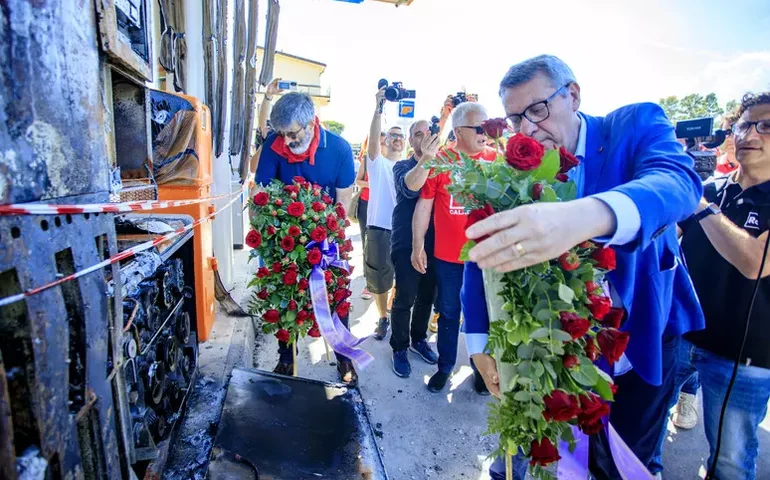 Oposição na Itália homenageia imigrantes que foram queimados vivos e faz apelo