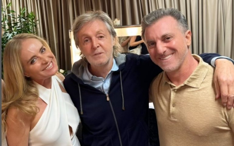 Luciano Huck e Angélica tiram foto com Paul McCartney em bastidor de show