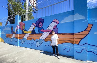 Projeto ‘Navegando pelo Saber’ transforma muro de escola estadual em painel de graffiti que celebra a educação e a diversidade