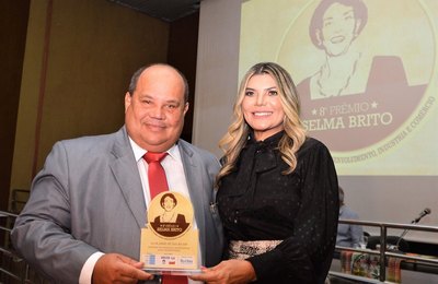 Secretário de Estado da Saúde recebe prêmio Selma Brito pelo trabalho realizado em prol do SUS