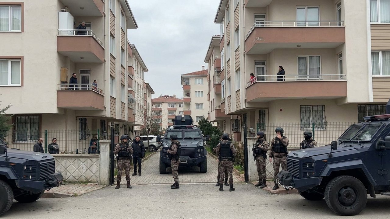 Milícia de Juninho Varão é alvo de operação por controlar condomínio em Nova Iguaçu; moradores sofriam extorsão