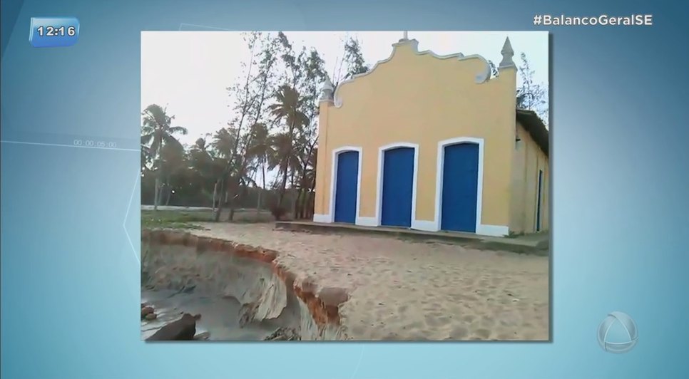 Avanço do mar ameaça destruir capela histórica na praia do saco 