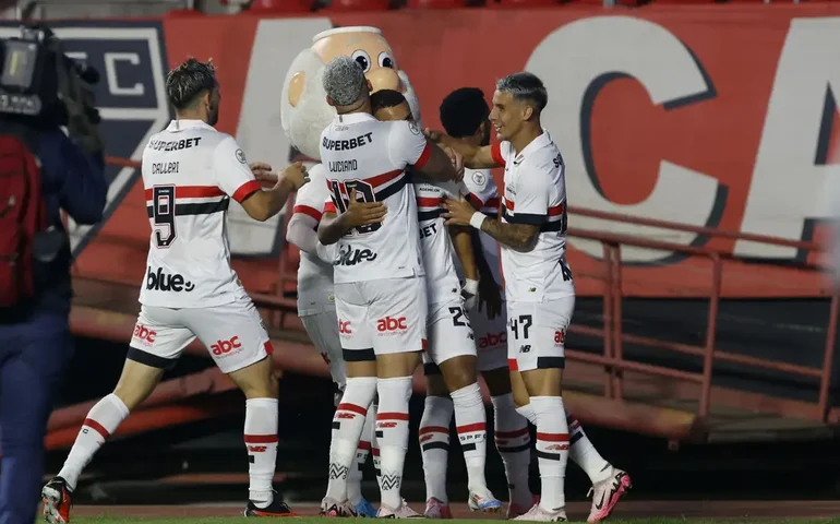 São Paulo avança na Copa do Brasil após empate com o Goiás