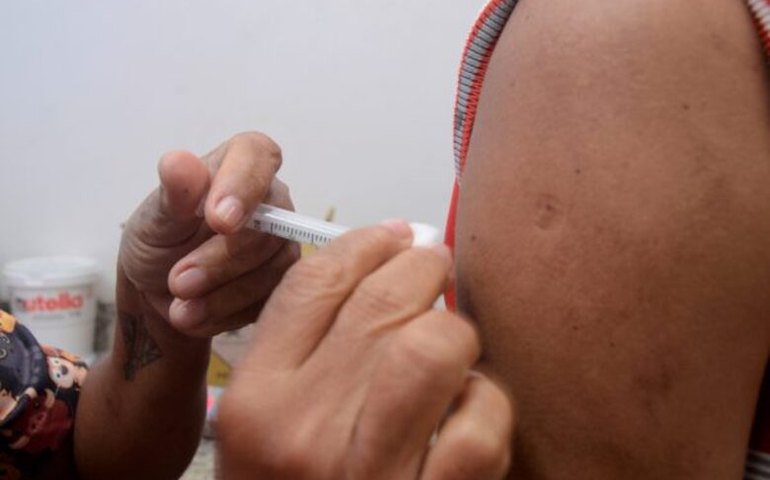 Brasil tem 82% da população com ao menos uma dose da vacina contra a covid-19