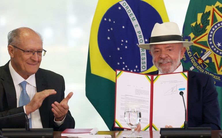Lula assina decreto que promulga acordo UE-Mercosul
