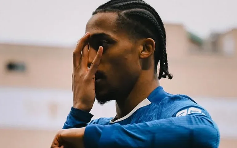 Chelsea vacila nos minutos finais e cede empate ao Burnley em casa