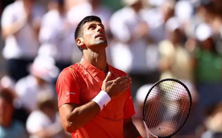 Djokovic espanta zebra em Xangai e vai encarar vice-campeão do US Open em semifinal