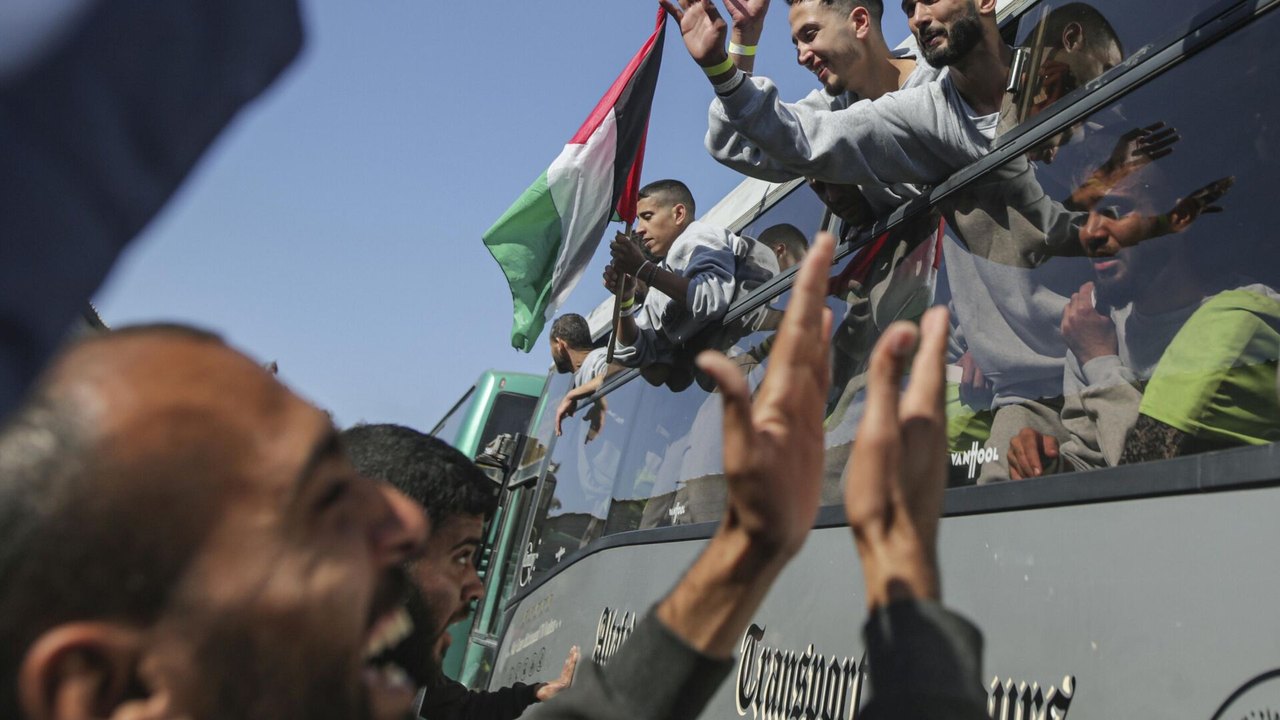 'Vi o choque nos olhos deles': Israel liberta mais de 180 prisioneiros palestinos