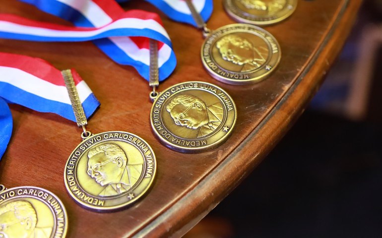 Dois servidores da Sefaz vão receber a Medalha Sílvio Vianna 2025