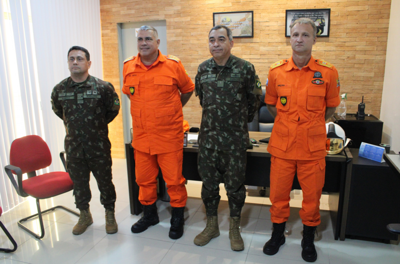 Corpo de Bombeiros recebe visita do Comandante da 10ª Brigada de Infantaria Motorizada do Exército