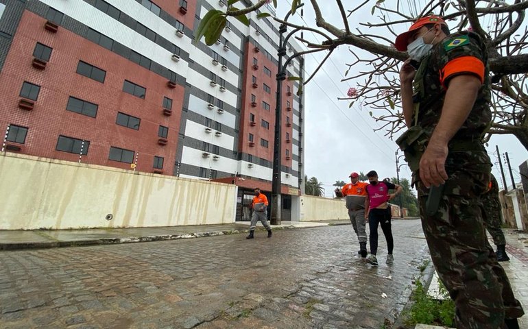 Treinamento simula evacuação de área e resgate em deslizamento de terra