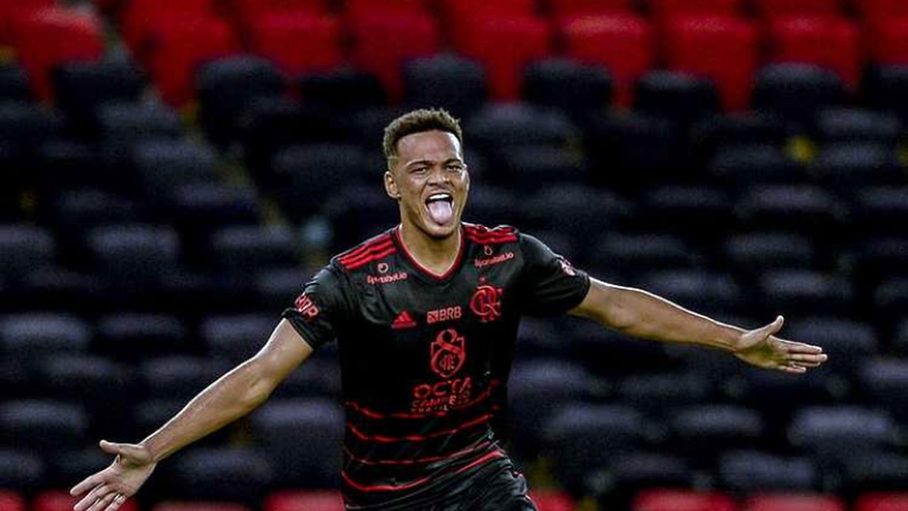 Com 2 gols de Rodrigo Muniz, Flamengo supera Macaé e segue 100% no Carioca