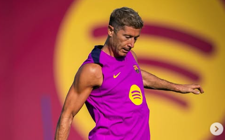 Lewandowski volta a sentir lesão e desfalca o ataque do Barcelona na estreia da LaLiga