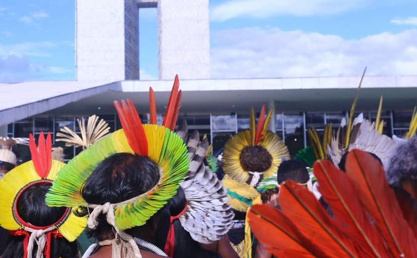 Indígenas fazem protesto em frente ao Planalto, enquanto Lula se reúne com lideranças