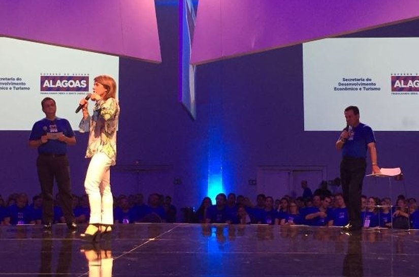 Jeanine Pires apresenta destino Alagoas para 1300 líderes de operadora de viagem